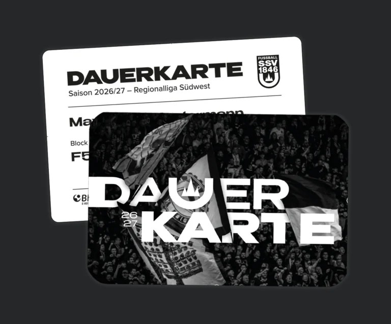 Die Scheckdauerkarte 2026/27 des SSV Ulm 1846 Fussball in schwarz-weissem Design und einem Bild von Auswärtsfans inklusive Fahnen auf der Rückseite.