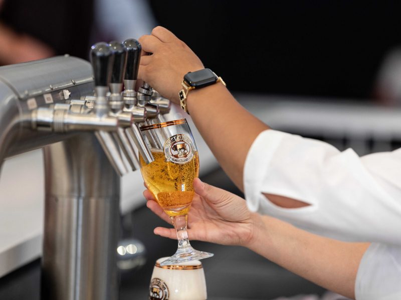 Ein Bierglas an den Zapfsäulen des Centus Business Clubs wird gefüllt