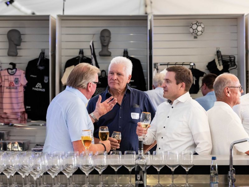 Sponsoren des SSV Ulm 1846 Fussball im Gespräch an der Theke des Centus Business Clubs