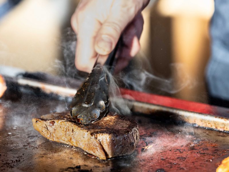 Ein Steak auf dem Grill im Business-Club des SSV Ulm 1846 Fussball